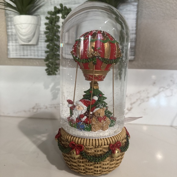 Santa’s Festive Hot Air Balloon Musical Snow Globe - Picture 4 of 6